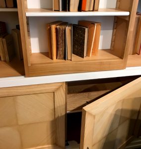 Libreria con finitura laccata in legno massello