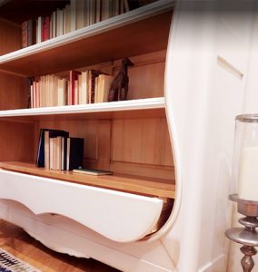 Libreria laccata colore naturale e bianco in legno massello di ciliegio con cassetto