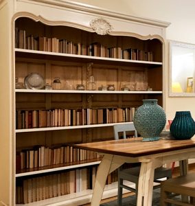 Libreria in stile provenziale in legno massello
