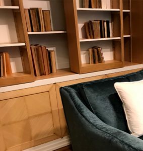 Libreria con ante scorrevoli in legno massello