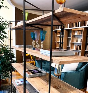 Libreria dal design moderno in legno naturale