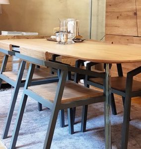 Tavolo con piano naturale in legno massello e sedie in legno massello dal design moderno